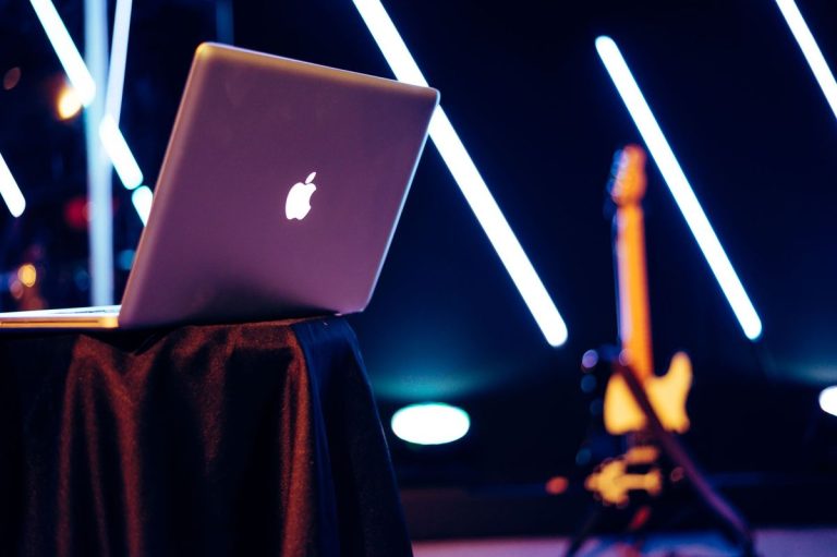 AI Comes to Comedy: How Edinburgh Fringe Performers Are Testing Algorithms on Stage - Gaming iNews